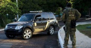 A Polícia Federal está na residência oficial do presidente da Câmara dos Deputados, Eduardo Cunha, no Lago Sul em Brasília, para cumprir mandados de busca e apreensão Foto: Marcelo Camargo/Agência Brasil