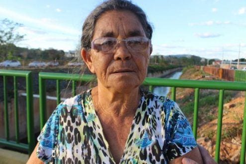 A dona Celina Rodrigues Lima, moradora da avenida Três Poderes, conta que a ponte é uma reivindicação antiga da comunidade