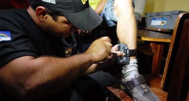 No Brasil, dois estados adotaram o Monitoramento Eletrônico (tornozeleira eletrônica) como forma de inibir a violência contra as mulheres: Minas Gerais e Pernambuco