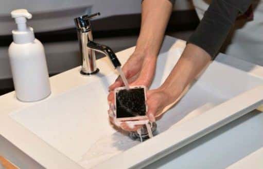 Lançado no Japão celular que pode ser lavado com água e sabão