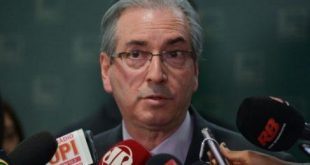 Em retaliação a PT, Cunha aceita pedido de impeachment de Dilma