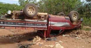 MG - Caminhonete que transportava sete pessoas na carroceria capota e deixa um morto em Turmalina