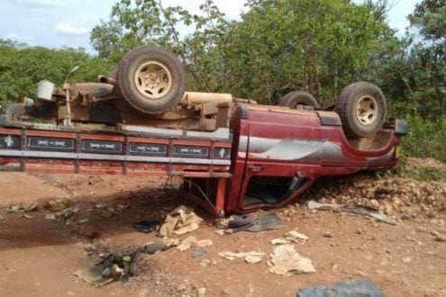 MG - Caminhonete que transportava sete pessoas na carroceria capota e deixa um morto em Turmalina