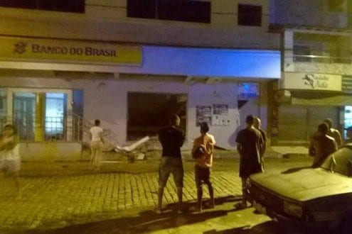 MG - Caixa Eletrônico de Medina, é estourado por indivíduos fortemente armados.