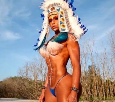 Índia! Gracyanne Barbosa posa de topless e barriga à mostra