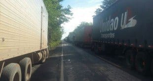 Norte de Minas - O trânsito na MG-122 está parcialmente interditado na ponte do rio Quem-Quem - Foto: Via WhastApp - Claudionor