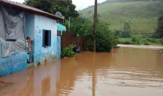 MG - Barragens se rompem e causam inundação no centro de Lambari