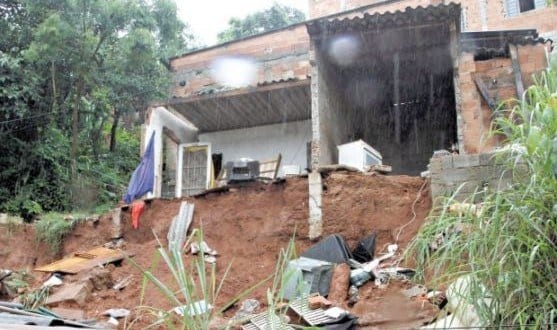 Risco. Em Sabará, na região metropolitana de Belo Horizonte, pelo menos 30% da população vive em área de risco, conforme a Coordenadoria Municipal de Defesa Civil