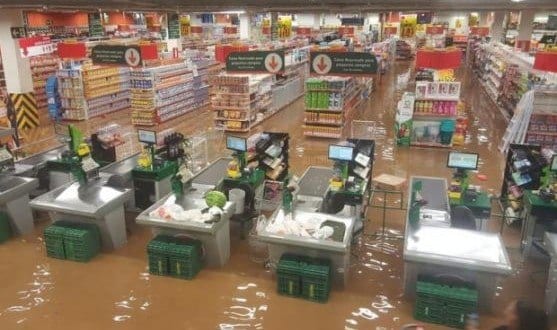 MG - Chuva arrasta carros e alaga centro de Poços de Caldas