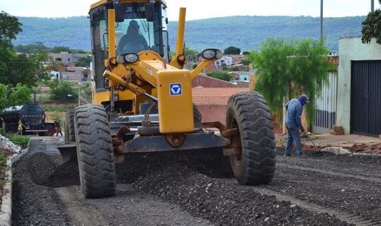 Prefeito garante que moradores da zona rural e urbana não serão privados do benefício do asfalto
