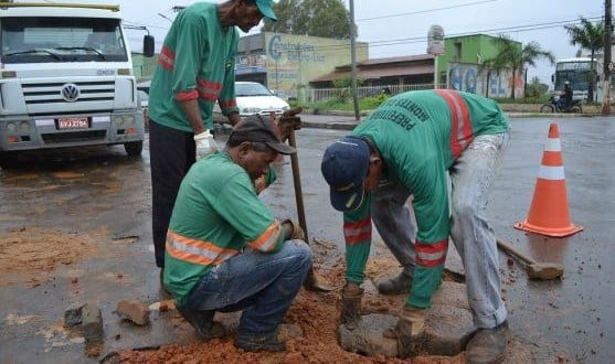 A operação tapa-buracos está sendo realizada mesmo no período chuvas