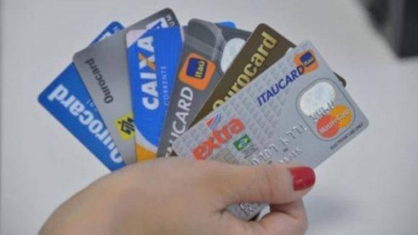 Juros do cartão de crédito sobem e são os mais altos em 4 anos