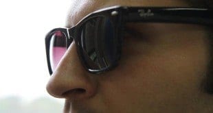 O aparelho detecta os objetos ao redor da pessoa cega e produz sons, ouvidos via um fone de ouvido, que dão ao usuário a sensação de estarem saindo dos objetos. Foto: USP Imagens