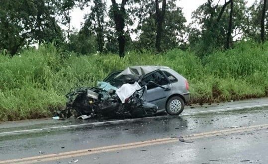 MG - Duas pessoas morrem e quatro se ferem gravemente em batida na BR-135 em Curvelo