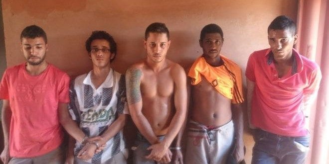 Montes Claros - PM prende 5 bandidos com envolvimento em arrobamentos e tráfico de drogas no bairro Jardim Primavera