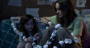 Jacob Tremblay e Brie Larson em cena de O Quarto de Jack Universal Pictures