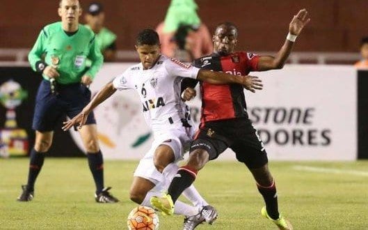 Douglas Santos, do Atléico-MG, disputa jogada com Dhawlin Leudo, do Melgar