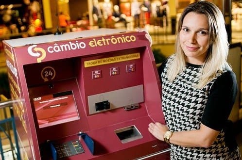 Bancos oferecem a clientes venda de dólares em caixa eletrônico