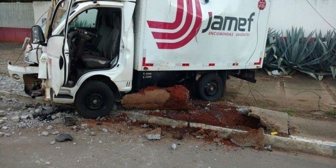 Montes Claros - Camionete bate em poste da Cemig e deixa motorista ferido