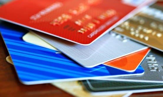 Taxa de juros no cartão de crédito chega a 419,6% ao ano em fevereiro