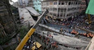 Calcutá – Homens da Força Nacional de Resposta a Desastres e do Exército indiano fazem buscas por sobreviventes depois que um viaduto desabou em Calcutá, no Leste da Índia. Há pelo menos 14 pessoas mortos e 70 feridos
