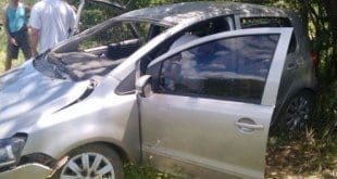 Autores evadiram sentido a BR 251, onde o condutor perdeu o controle do veículo e chocou em uma árvore. Os autores evadiram embrenhando em um matagal.