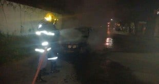 Montes Claros - Carro é tomado em chamas no bairro Todos os Santos