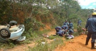 Norte de Minas - Carro sai da pista e capota com 5 pessoas próximo a Mirabela - Foto: C. de Bomberios