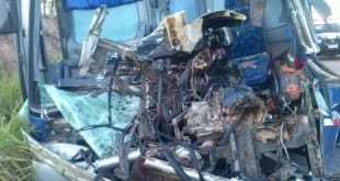 Montes Claros - Batida entre ônibus e caminhão deixa motorista presso preso as ferragens em Montes Claros