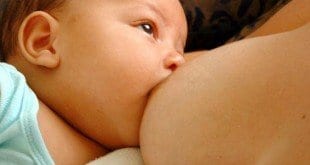 Excesso de leite pode causar distensão e inchaço da região mamilo-areolar. Posição incorreta do bebê ao mamar também pode machucar a mulher (Foto: Free Images)