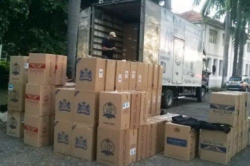 O caminhão e os cigarros foram apreendidos.