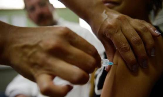 A meta deste ano é vacinar pelo menos 80% das meninas de 9 anos de idade. A imunização é feita em duas doses injetáveis