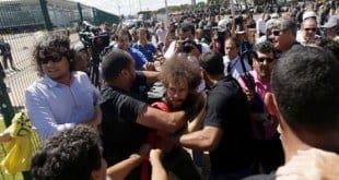 Homem vestido de vermelho foi atacado por manifestantes contra o governo / Ricardo Moraes/Reuters