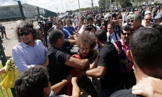 Homem vestido de vermelho foi atacado por manifestantes contra o governo / Ricardo Moraes/Reuters