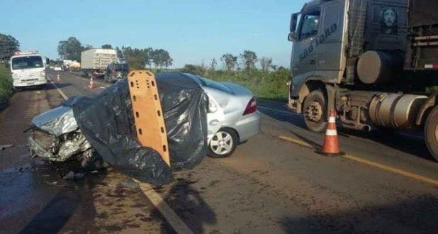 MG - Homem de 70 anos morre após bater de frente com carreta