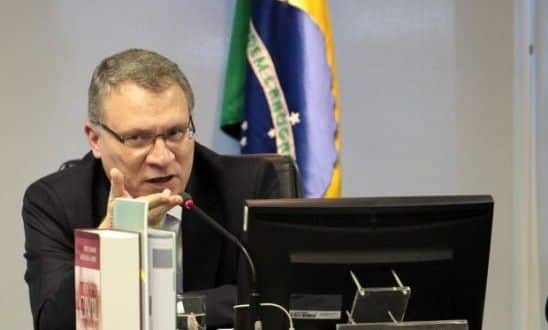 Segundo Aragão, "não é razoável, com o país num momento de quase conflagração, que os agentes aproveitem esse momento delicado para colocar gasolina na fogueira"