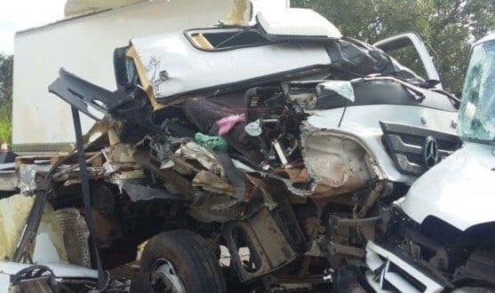 MG - Caminhoneiro invade contramão e morre em Bom Despacho