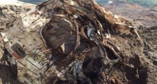 Vítima foi encontrada dentro da cabine de um caminhão, próximo à barragem de Fundão