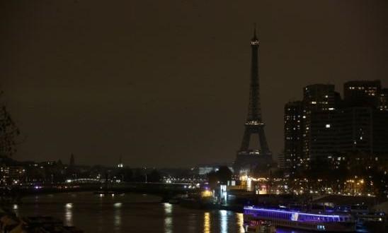 Europa - Torre Eiffel será iluminada com as cores da Bélgica após atentados