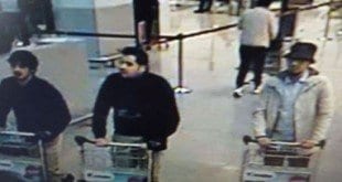 A imagem mostra uma captura de tela da câmera do aeroporto com os suspeitos dos ataques