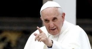 Papa Francisco faz três anos no Vaticano e doa evangelhos