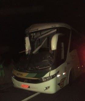 MG - Acidente entre ônibus e caminhão deixa três feridos em Joaquim Felício - Foto: Corpo Bomberios MG