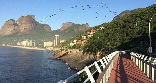 Pelo menos mais três pessoas teriam caído da pista, que ruiu em um trecho de aproximadamente 50 metros