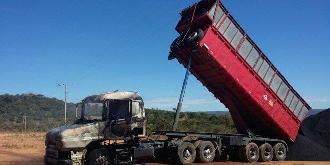 Montes Claros - Caminhão pega fogo ao tocar com a caçamba fios de alta tensão em Montes Claros - Foto: WhastApp