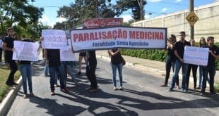 Estudantes de Medicina da Faculdade Santo Agostinho, em Vitória da Conquista (BA) , realizam manifestação