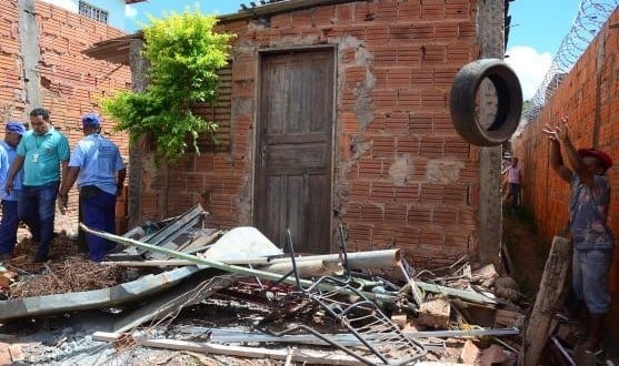 Montes Claros - Prefeitura retira 50 toneladas de entulho de uma casa no bairro Eldorado