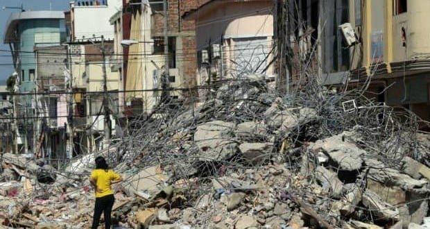 Pelo menos 480 mortos, 4.605 feridos e 1.700 desaparecidos é o novo balanço do poderoso terremoto que atingiu no último sábado a costa do Equador