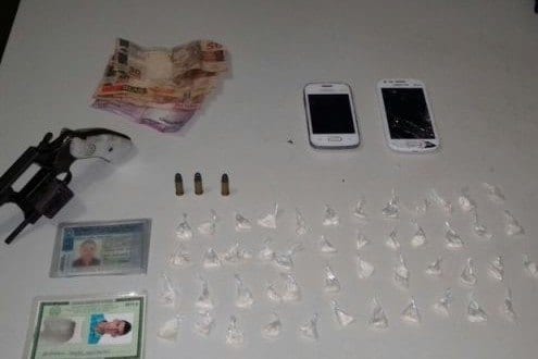 Montes Claros - Drogas e arma são apreendidos na zona rural de Montes Claros - Foto: PMMG