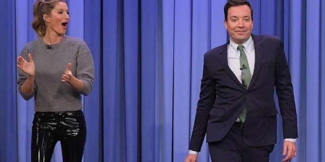 TV - Gisele Bündchen ensina o apresentador Jimmy Fallon a desfilar durante o “The Tonight Show”