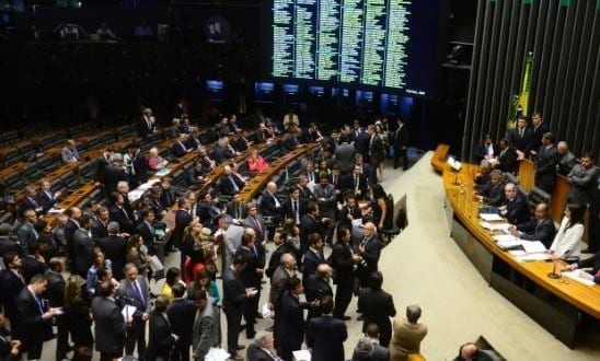 À esquerda do plenário estão os governistas e à direita, os da oposição